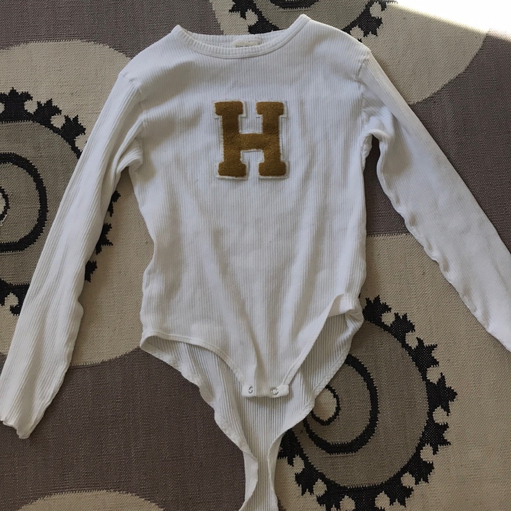 Bodysuit with mustard H on it